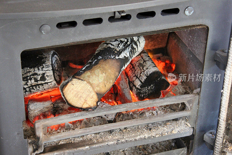 图像的炉排，火焰/燃烧的原木，柴火炉壁炉